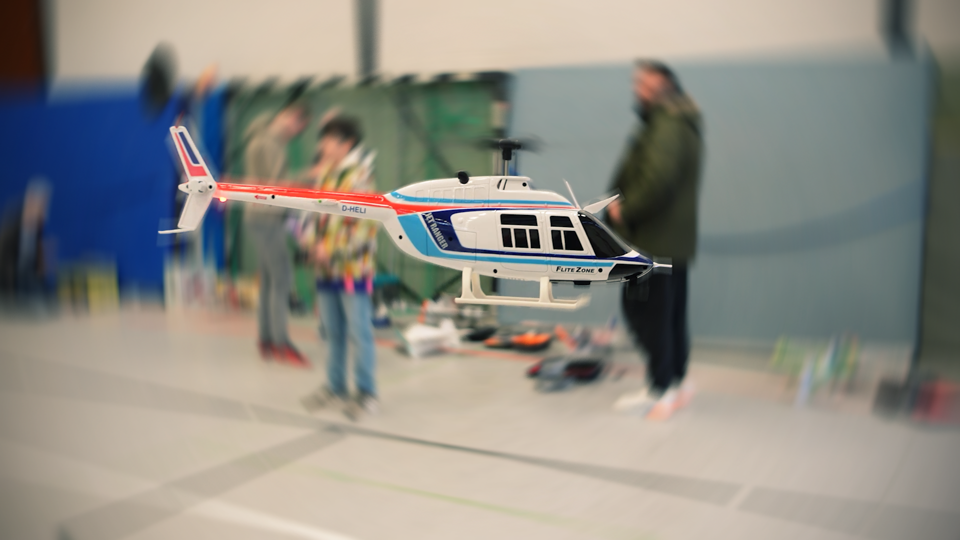 Modellhubschrauber beim gemeinsamen Ausflug