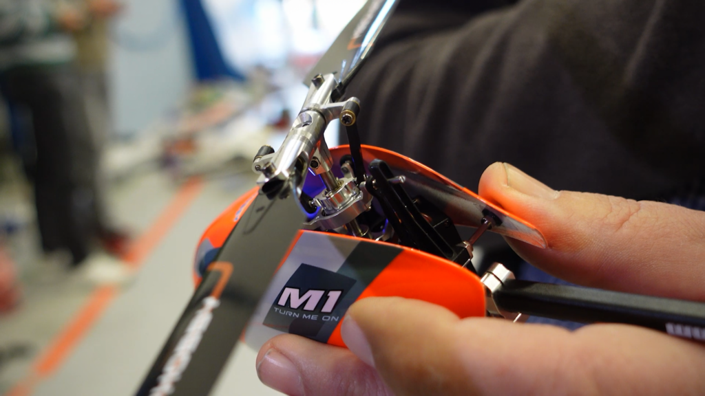 Modelhubschrauber: Blick von oben auf die Taumelscheibe
