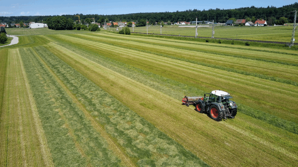 Gras wird gemäht und zu Silage verarbeitet